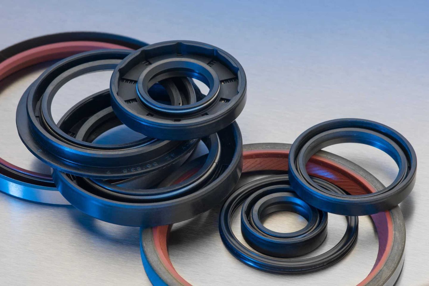 Úvodní obrázek článku "Co je to gufero?". Na obrázku se nachází různá provedení těsnících kroužku známých pod názvem "gufero".