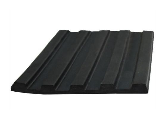 Podlahová pryž SBR rýhovaná GM 4 - široká rýha - tl. 6 mm, černá, šíře 1.2 m, 65 ShA
