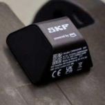 Systém SKF Axios shromažďuje a analyzuje údaje o vibracích a teplotě, aby odhalil anomálie zařízení a zasílal upozornění na stav strojního zařízení.